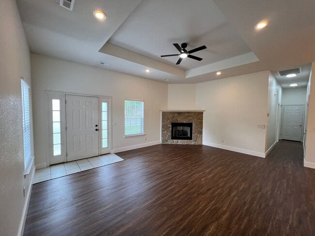 Building Photo - 985 N Daisy Ln