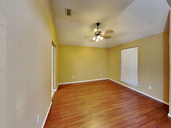 Building Photo - ***500 off the first full month’s rent with a move-in on or before 4/15*** Corner Lot in White Se...
