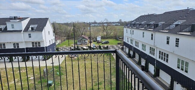 Building Photo - 712 Cage St