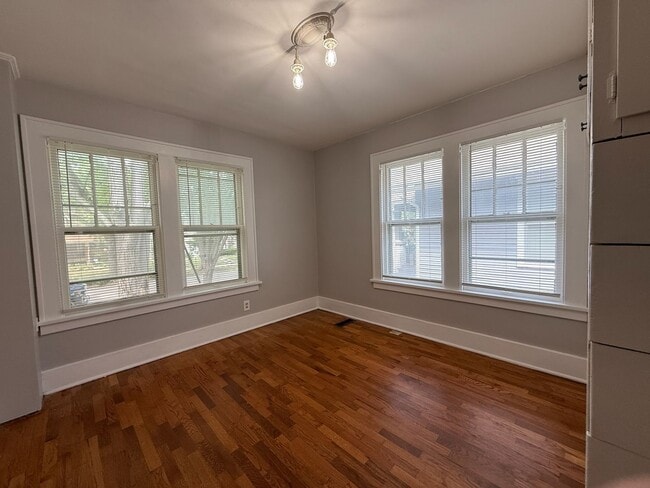 Building Photo - 3 bedroom 1 bath near downtown