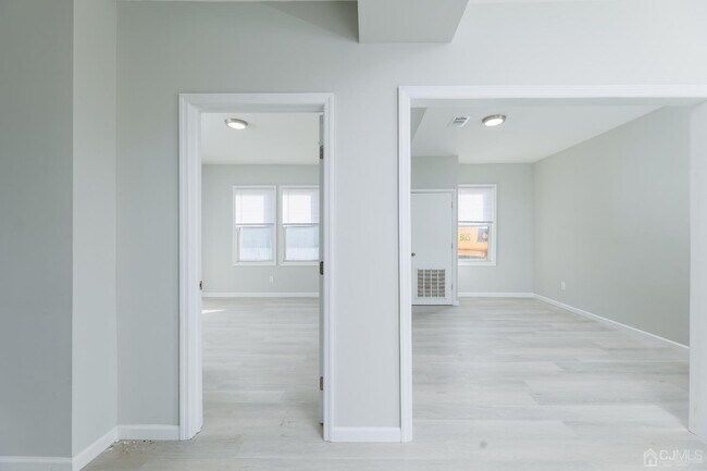 Building Photo - 8 E Green St