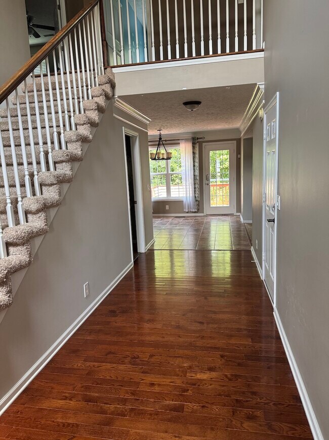 Building Photo - 652 Winding Bluff Way