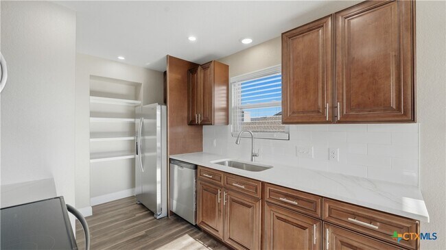 Building Photo - 1005 N LBJ Dr