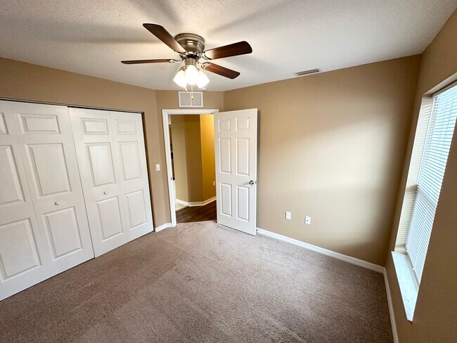 Building Photo - 12 Robin Pl