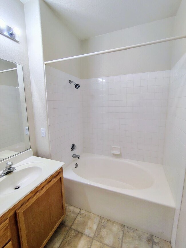 Building Photo - Henderson - 2 bedroom / 2 bath condo