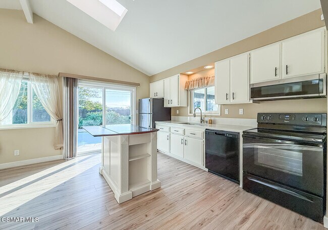 Building Photo - 1251 Buckingham Dr
