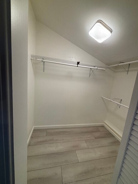 Building Photo - 6999 Darnoch Way