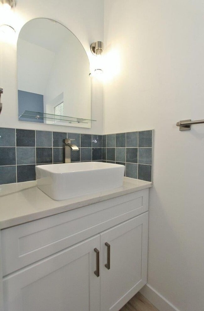 Building Photo - Immaculate Bench Home!