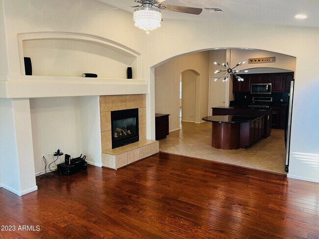 Building Photo - 2823 E Questa Dr