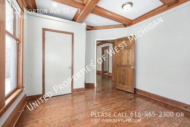 Building Photo - Available Now | 3 Bedroom 1 Bath Apartment...