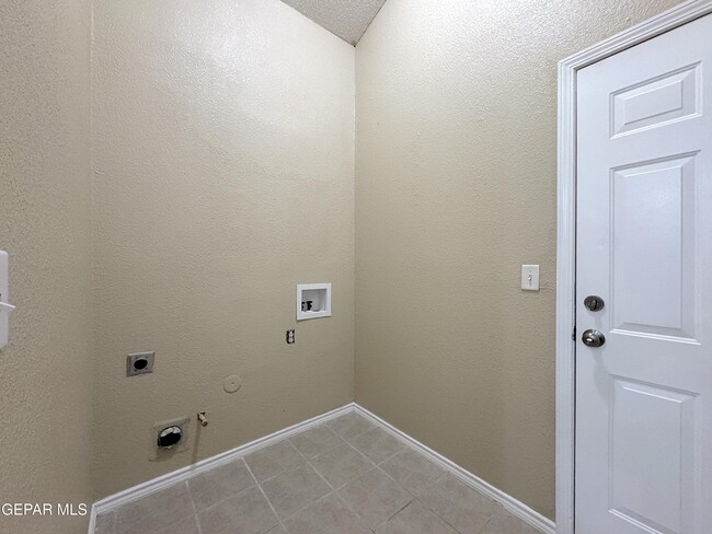 Building Photo - 7504 Howard St