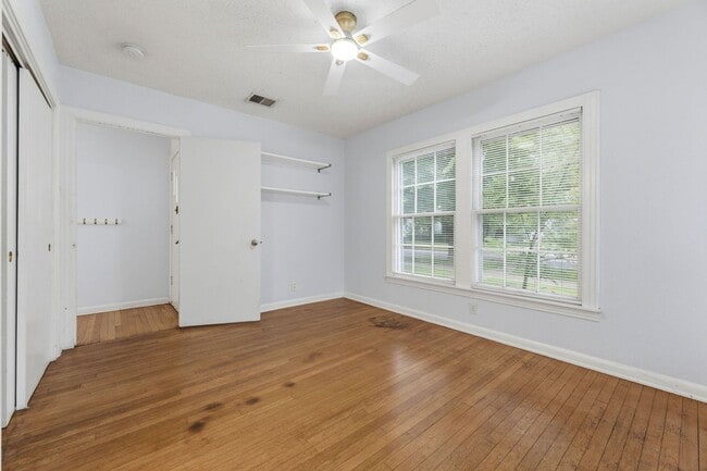 Building Photo - Nicely Updated 3/2 in Hyde Park