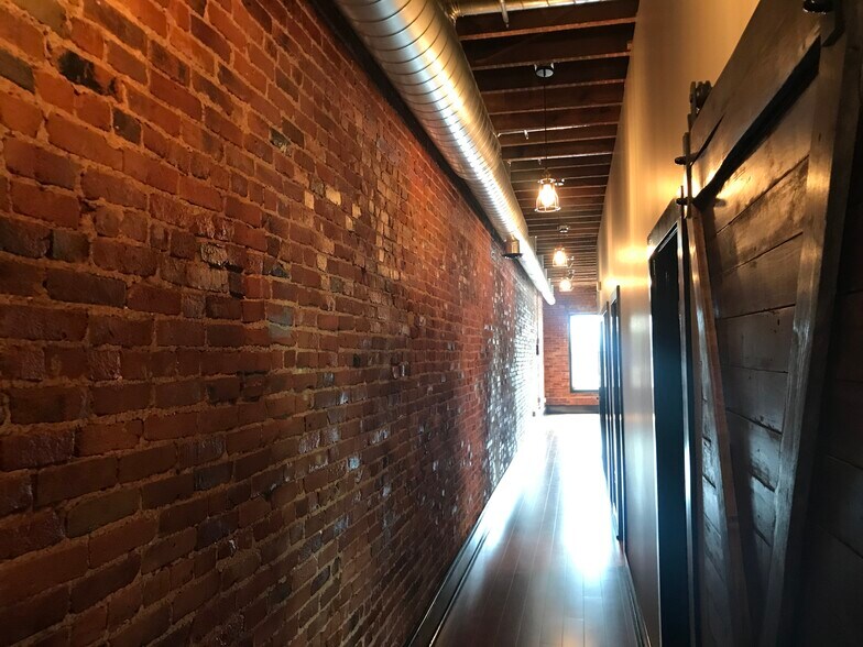 Building Photo - 426 Main St