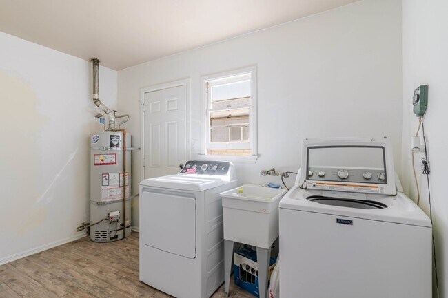 Building Photo - 44632 Fern Ave