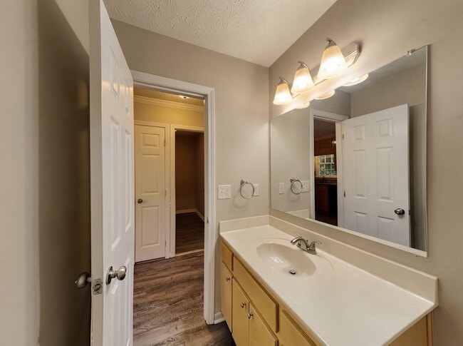 Building Photo - 1901 Pond Ridge Ct