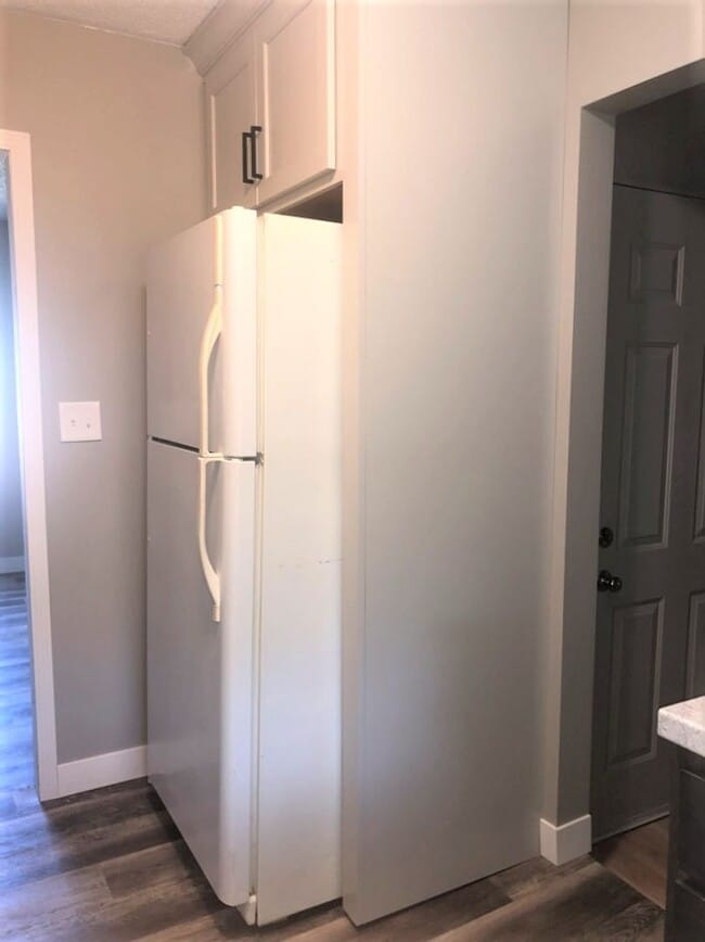 Building Photo - Cute Cozy: Completely Updated must see to ...