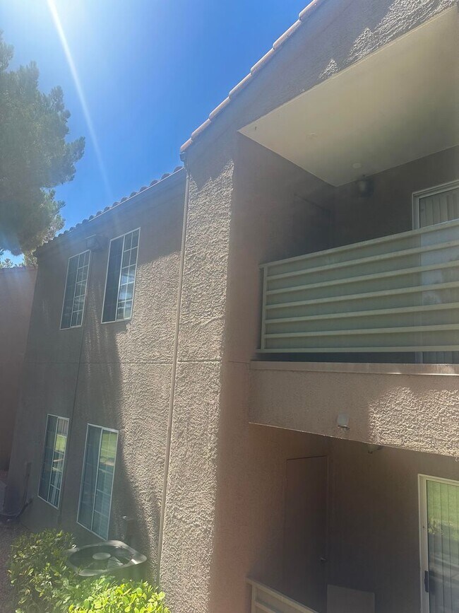 Building Photo - Great location, cute 3 bedroom condo