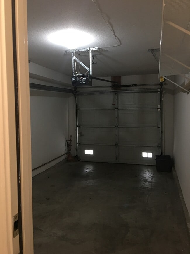 Building Photo - End unit ownhouse with garage walking dist...