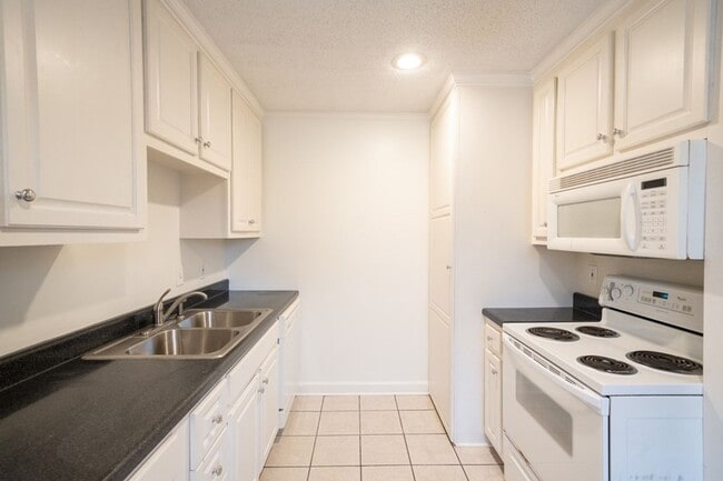 Building Photo - 2 Bed 1 Bath Near Campus! Water/Sewer/Trash Included In Rent!!