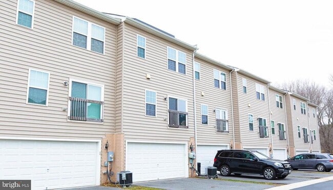 Building Photo - 18540 Hickory Meadow Dr