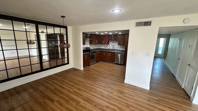 Building Photo - Beautiful 3 bed 2.5 bath town home in Mait...