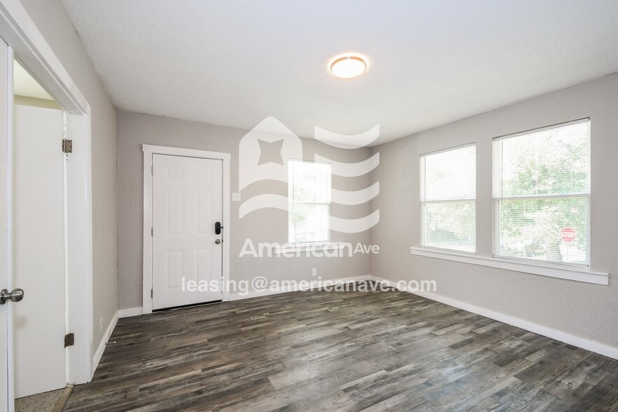 Building Photo - 1939 Chippewa St