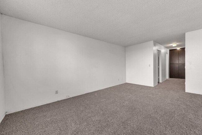 Building Photo - 2bed, 2bath condo with W/D, Balsony and river access