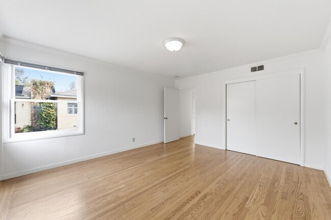 Building Photo - 8 Patricia Pl