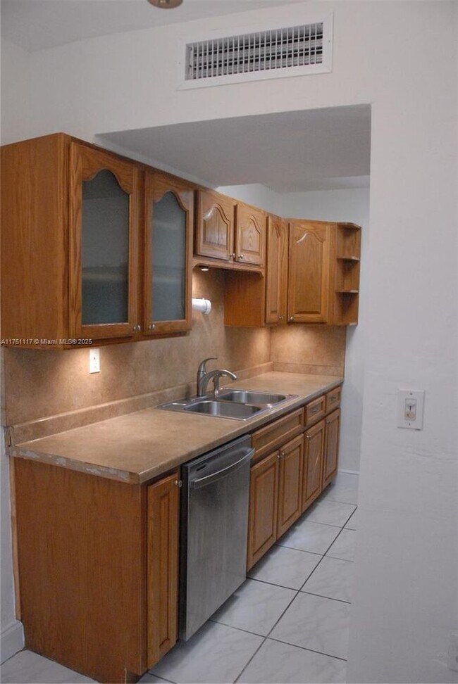 Building Photo - 10907 N Kendall Dr