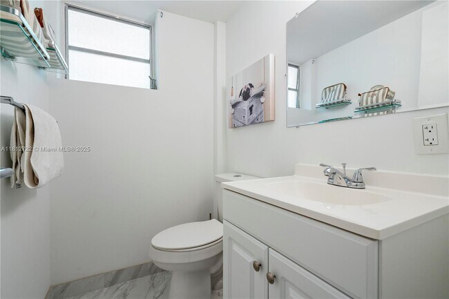 Building Photo - 9700 W Bay Harbor Dr