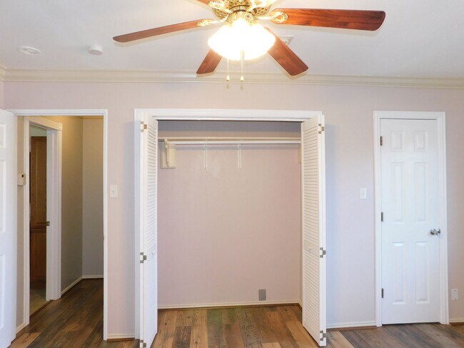 Building Photo - 7322 Oak Manor Dr