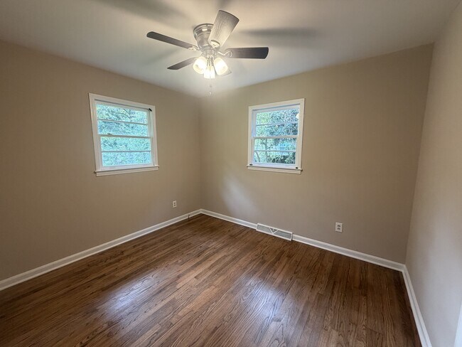 Building Photo - 120 Pinewood Dr