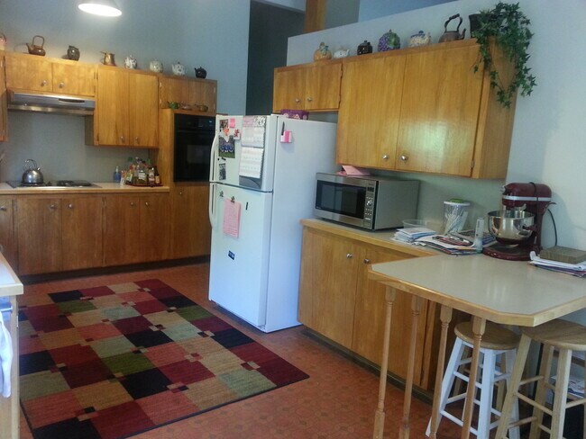 Primary Photo - 3 Bd/2 Ba Spacious home on Sunnyside Hill!