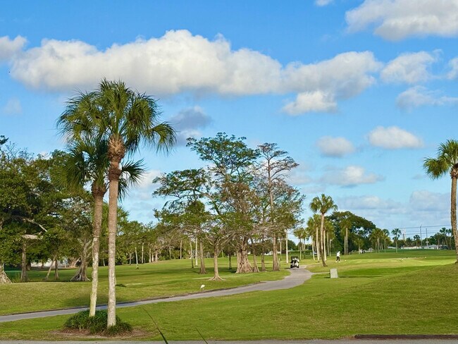 Building Photo - 1055 Country Club Dr