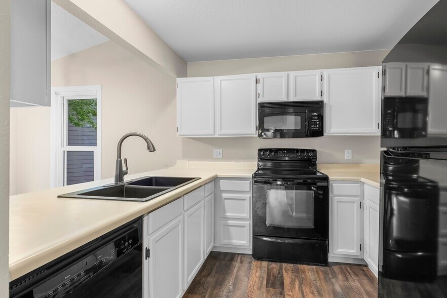 Building Photo - 12665 Grove Ct