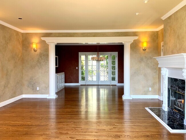 Building Photo - Queen Anne Home