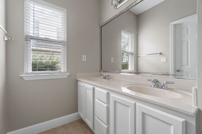 Building Photo - 4301 Hidden Lakes Dr