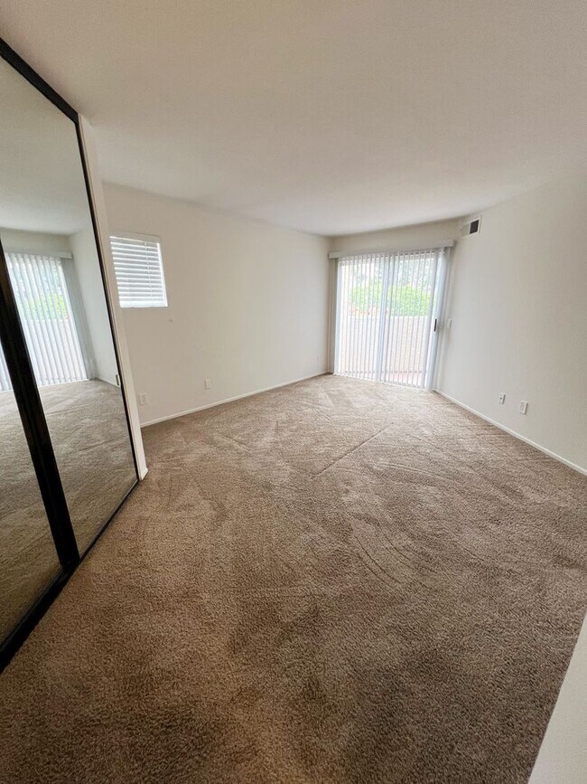 Building Photo - 2 Bed/2 Bath Third Level Condo at City Scene!