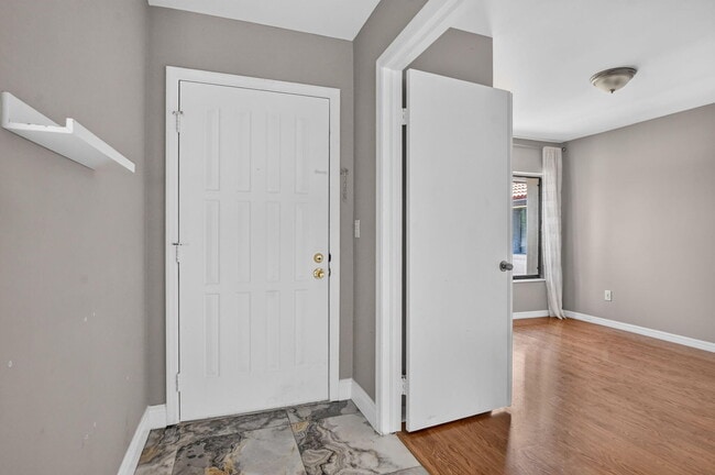 Building Photo - 301 Club Cir