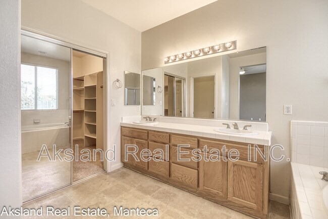 Building Photo - 2261 Silverlace Pl