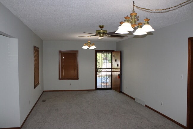 Building Photo - Move in Special - 3bed 2 bath in KCK off T...