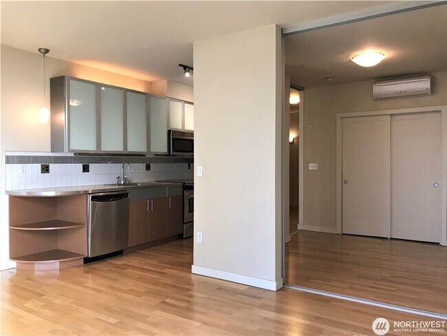 Building Photo - 0Bd/1Ba Seattle Condo