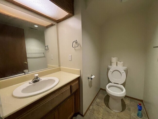 Building Photo - Two story 4 bedroom 2.5 bath home for September move in!