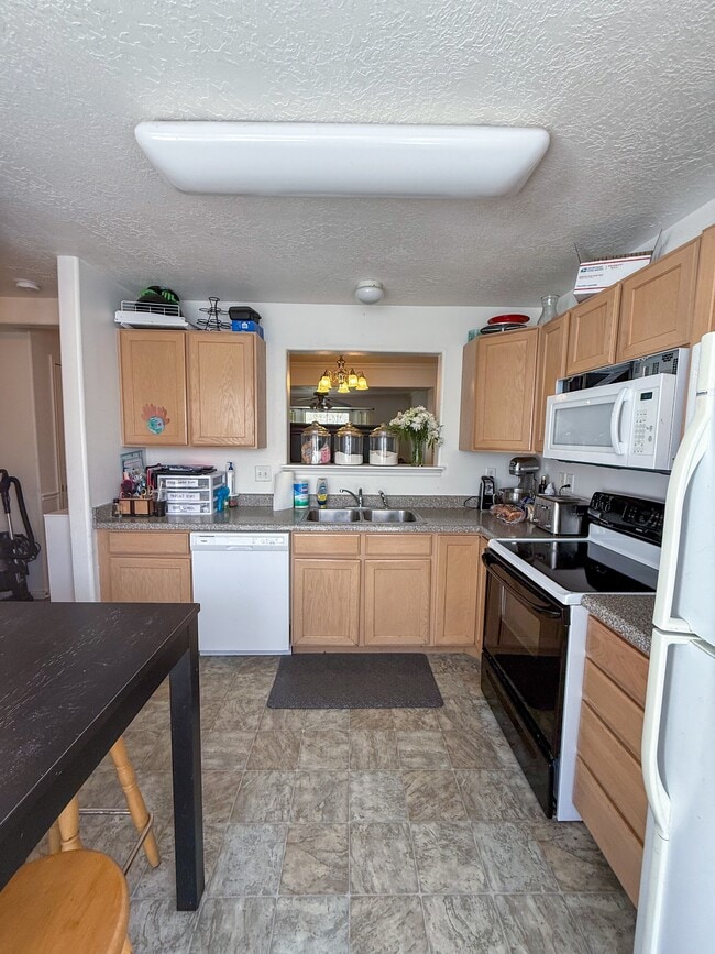 Building Photo - 884 Capital Ave