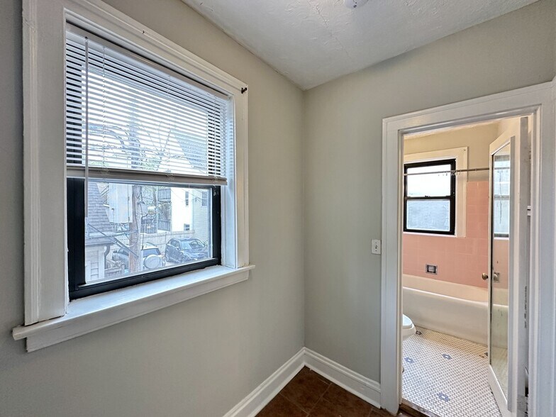 Building Photo - 4349 N Damen Ave