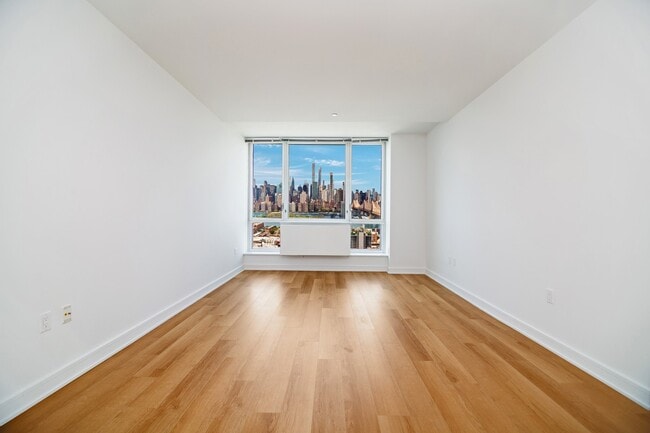 Interior Photo - Linc LIC