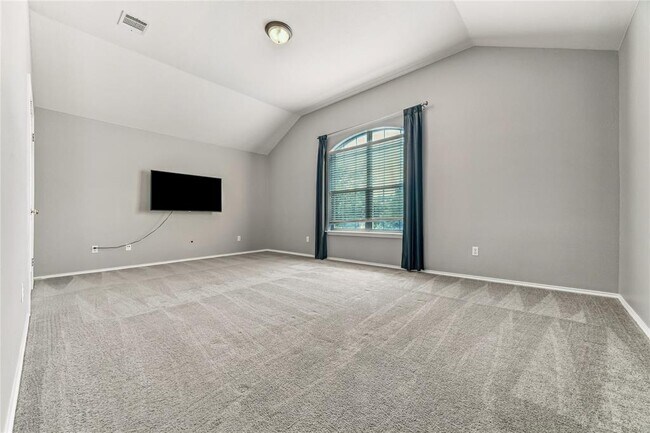 Building Photo - 2212 Clover Ridge Dr