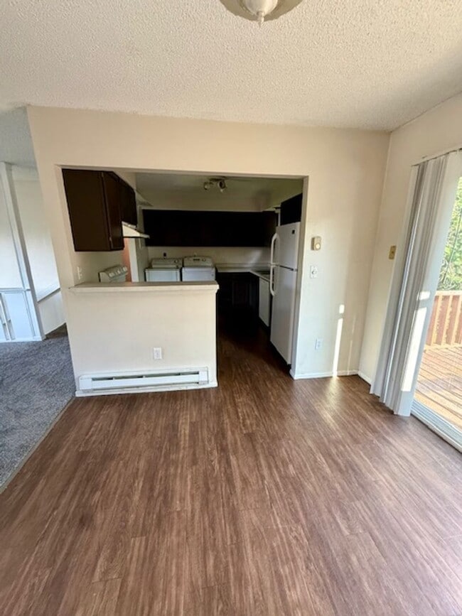 Building Photo - 3 Bedroom, 2 Bathroom Duplex- 5 minute walk from MSU - Flexible Lease Terms - 6 Months, 9 Months ...