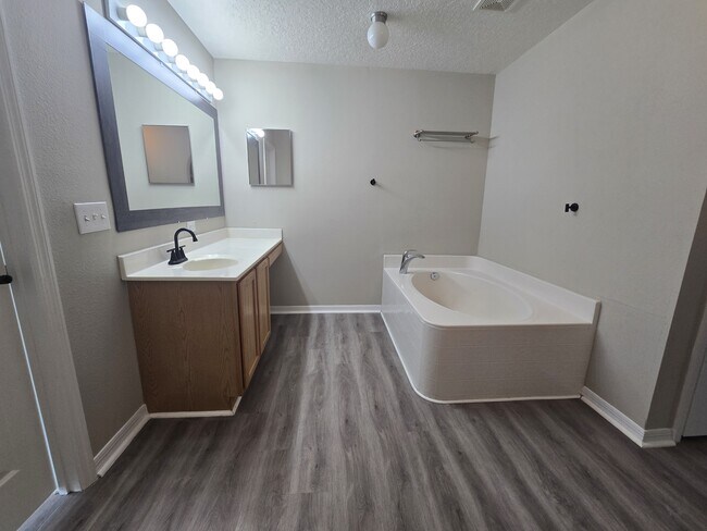 Building Photo - 405 Brooklet Cir