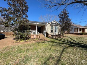 Building Photo - FOR LEASE - SINGLE LEVEL HOME IN W NASHVILLE